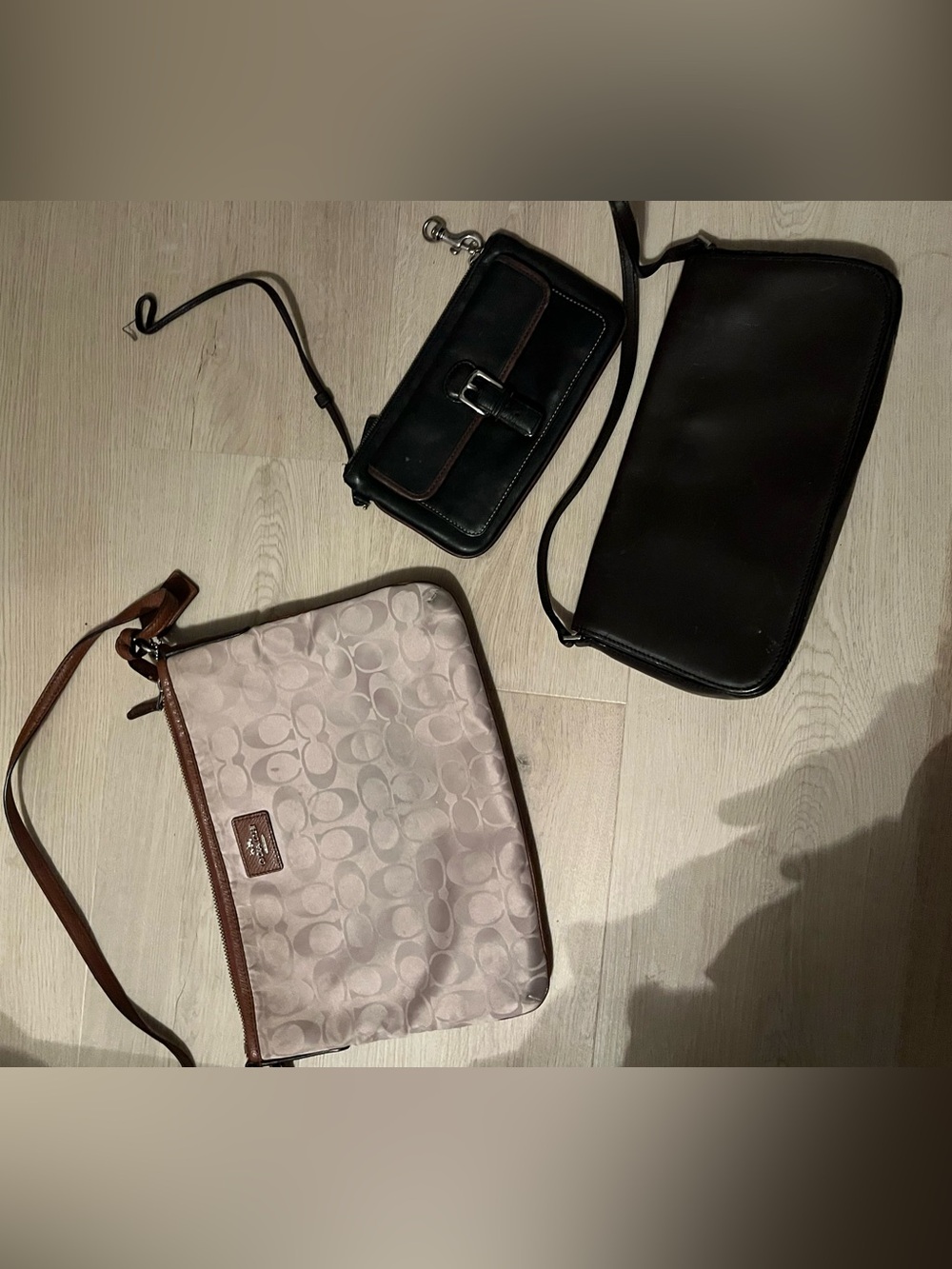 AUTHENTIC COACH. Needs fixing!!!
